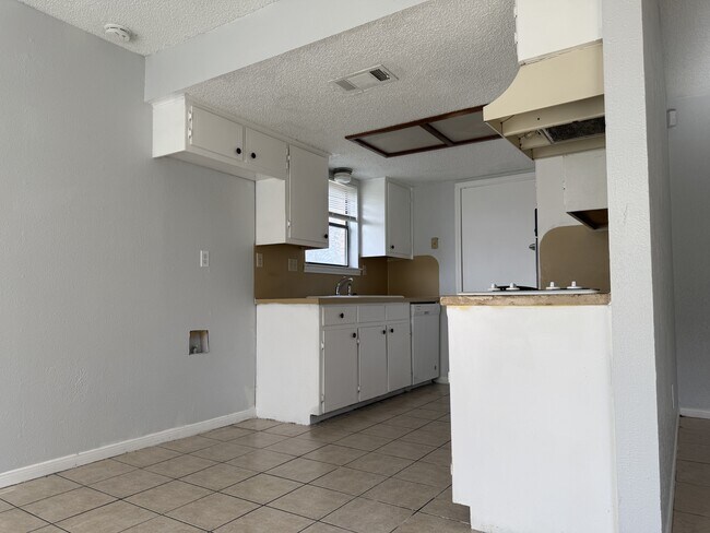 Foto del edificio - 2102 Spicewood Dr