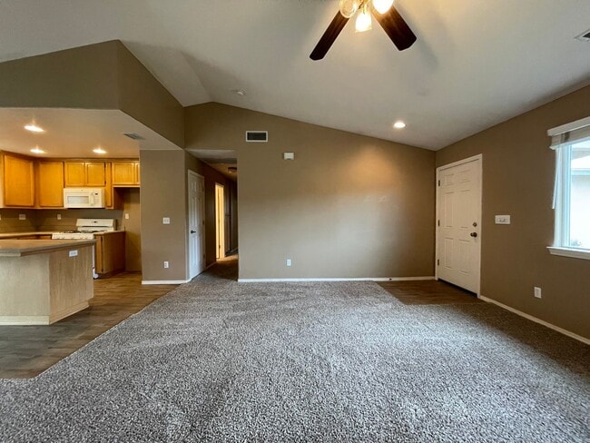 Building Photo - 3895 Hillcrest Dr
