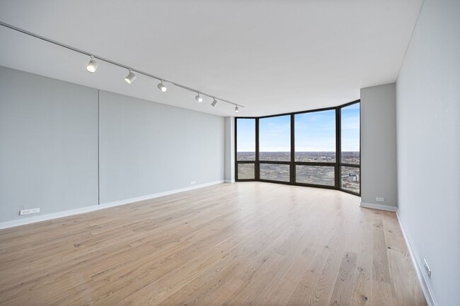 Building Photo - 2650 N Lakeview Ave