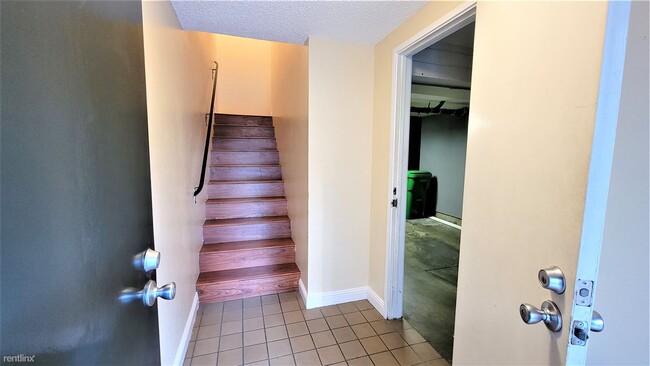 Building Photo - 2 br, 1.5 bath Townhome - 18020 Sahara Road