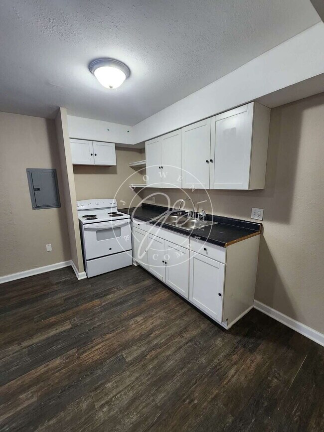 Building Photo - Already section 8 approved and ready for move in!