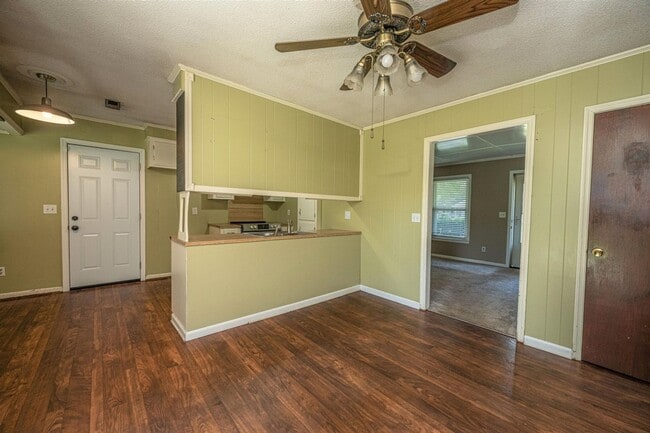 Building Photo - Charming 4 bedroom home with large yard