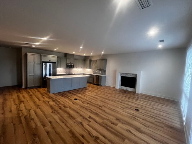 Building Photo - Argenta!