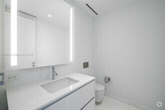 Building Photo - 300 Biscayne Blvd Way