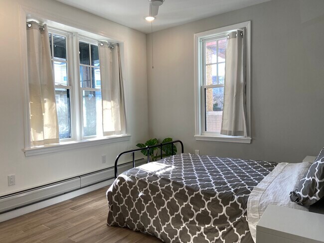 Building Photo - 27 E 51st St