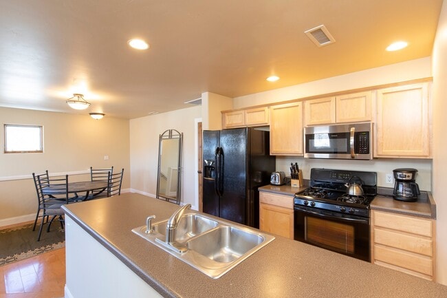 Foto del edificio - 627 N Bridge Dr