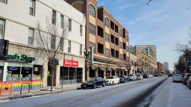 Building Photo - 930 W Belmont Ave