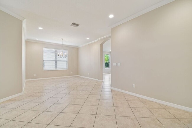 Photo - 127 Silver Falls Dr House