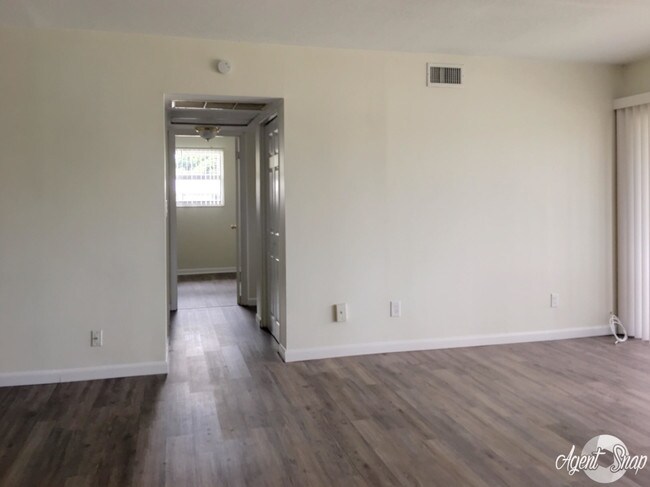 Building Photo - 1852 Golf View Ave