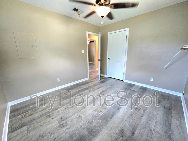 Building Photo - 807 Blue Springs Dr