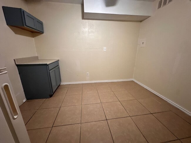 Building Photo - Cozy and affordable Studio