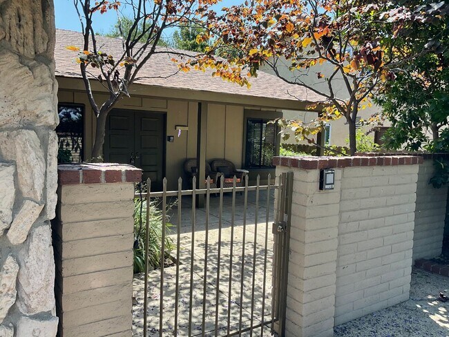 Building Photo - Lovely Single Story ~ 4 Bedroom 2 Bath Hom...