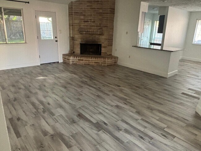 Foto del edificio - 7307 Crystalglen Dr