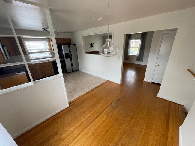 Building Photo - 3BD/2BA Tri Level Single Family Home