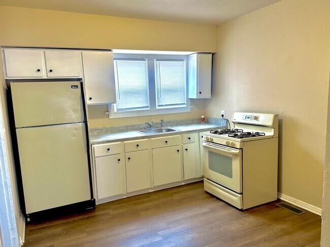 Building Photo - Charming 1 Bedroom w/ Huge Closet.