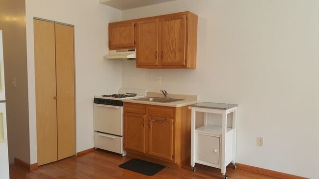 Building Photo - Graduate Hospital Area 1BR/1BA with Deck A...
