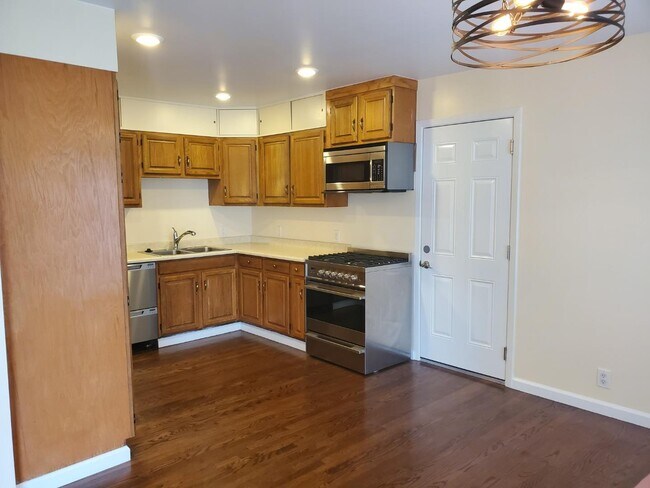 Building Photo - 1071 Sunnyside Dr