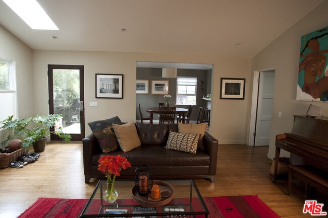 Foto del edificio - 737 Broadway St