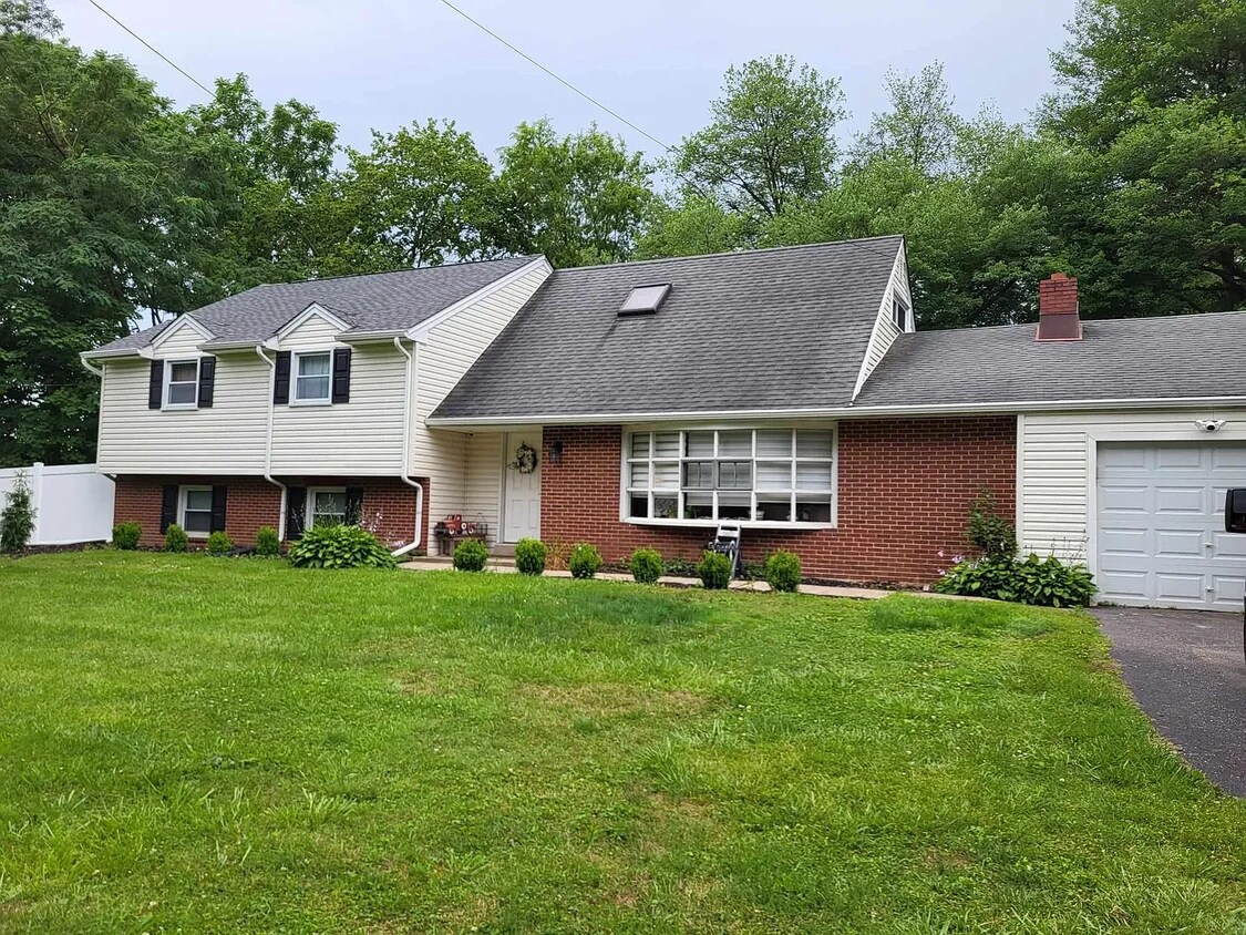 Primary Photo - 566 S Old Middletown Rd