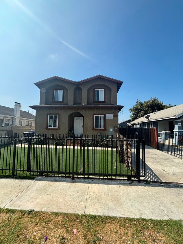 Foto principal - 836 W 76th St