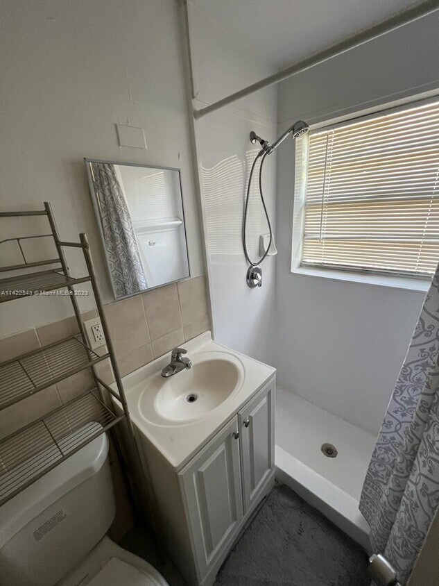 2114 McKinley St Unit B, Hollywood, FL 33020 Room for Rent in