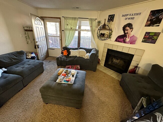 Building Photo - Cozy End-Unit Condo in Gated Community