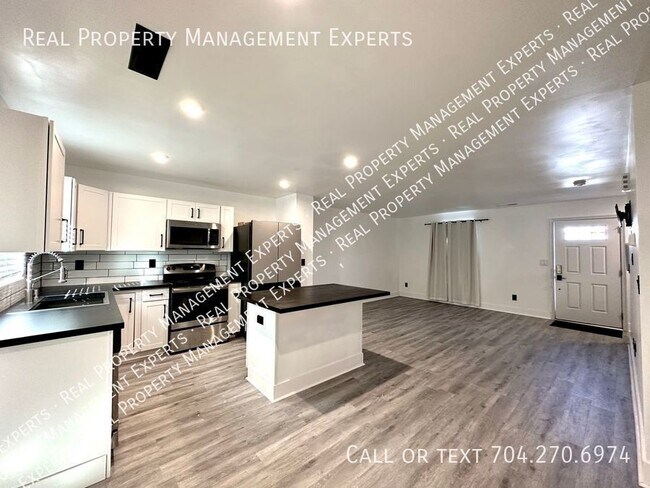 Building Photo - Beautiful 3BR/1.5BA home in Charlotte!