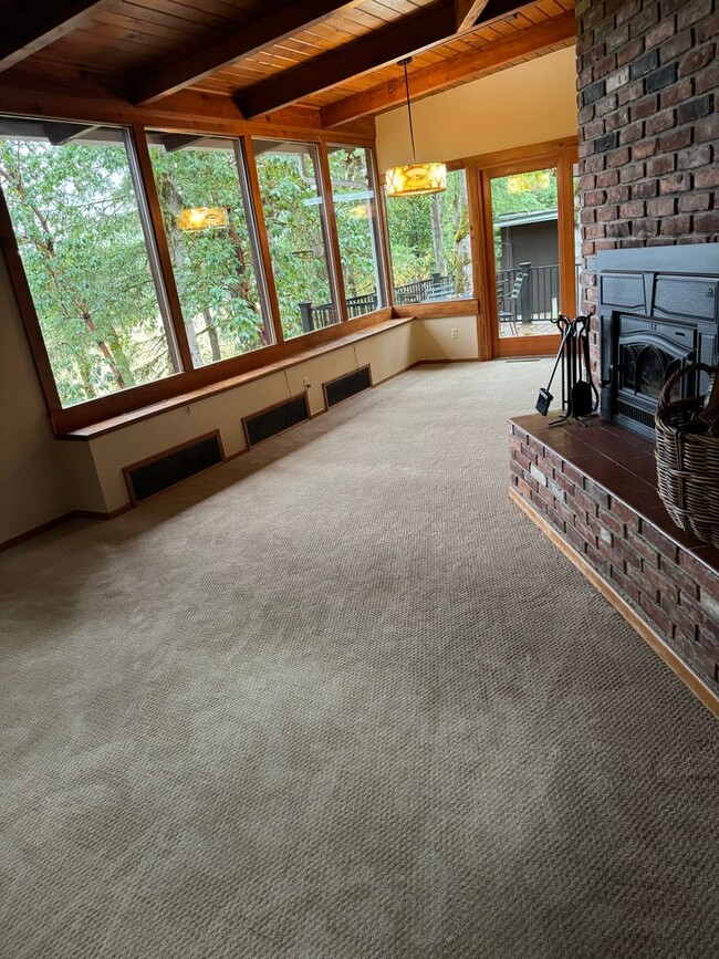Building Photo - ALL UTILITIES INCLUDED! ~ 3 Bedroom 1 Bath