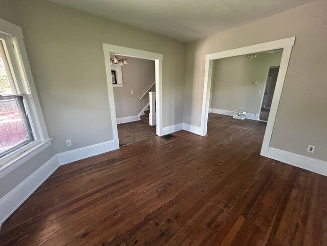 Building Photo - Section 8 Accepted! 3br/1.5ba with 2 Car G...