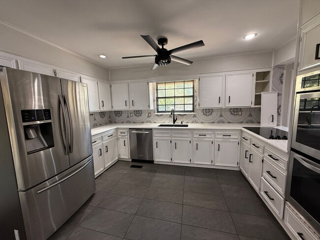 Building Photo - Luxury 4 Bed Home with Bonus Rooms and Pool