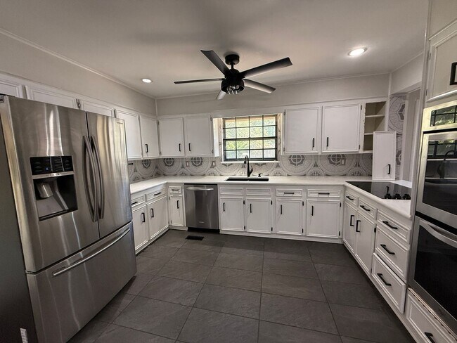 Foto del edificio - Luxury 4 Bed Home with Bonus Rooms and Pool