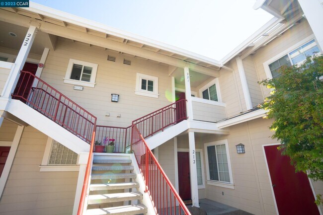 Building Photo - 221 Skyline Dr