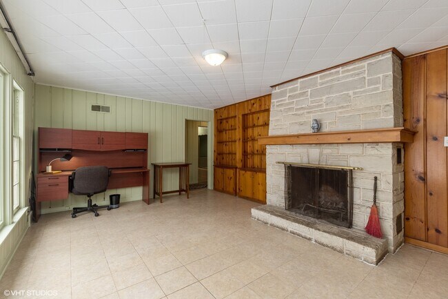 Building Photo - 10 Hickory Ln