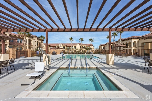 Jacuzzi and Pool - The Villa 55+ of Hesperia