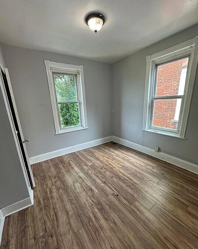 Building Photo - 426 N Salford St