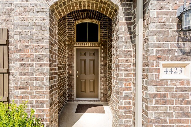 Foto del edificio - 4423 Hidden Oaks Wy