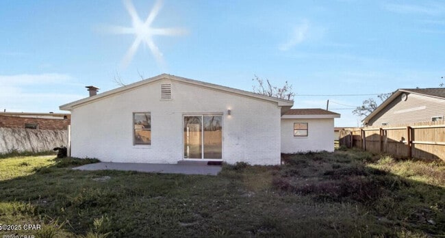 Building Photo - 906 Huntington Dr