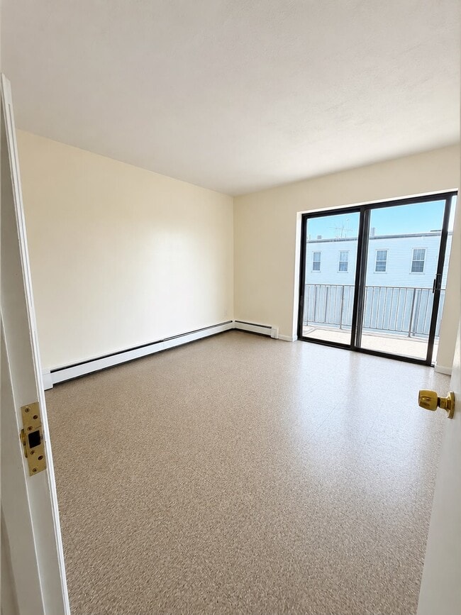 Building Photo - APTS in Everett, Malden, Chelsea & Boston