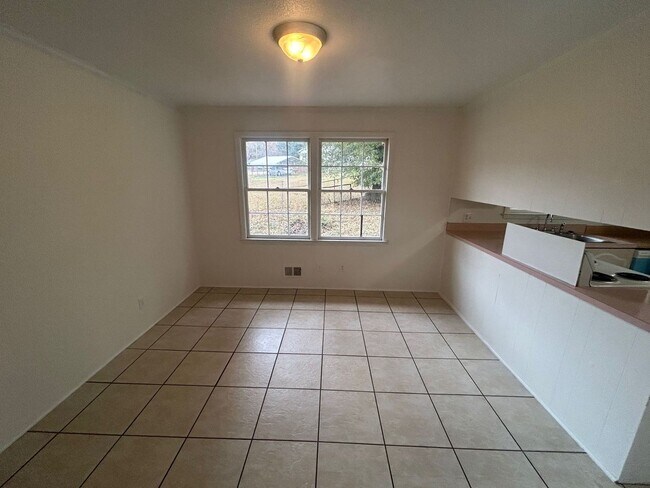 Foto del edificio - 3 bed, 1 1/2 bath  Forest Acres brick home located off of Satchel Ford Rd