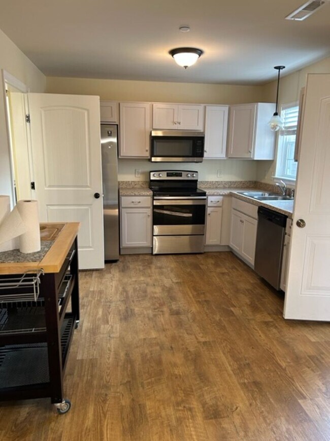 Foto del edificio - Like new 3 bedroom 2 1/2 bath townhouse