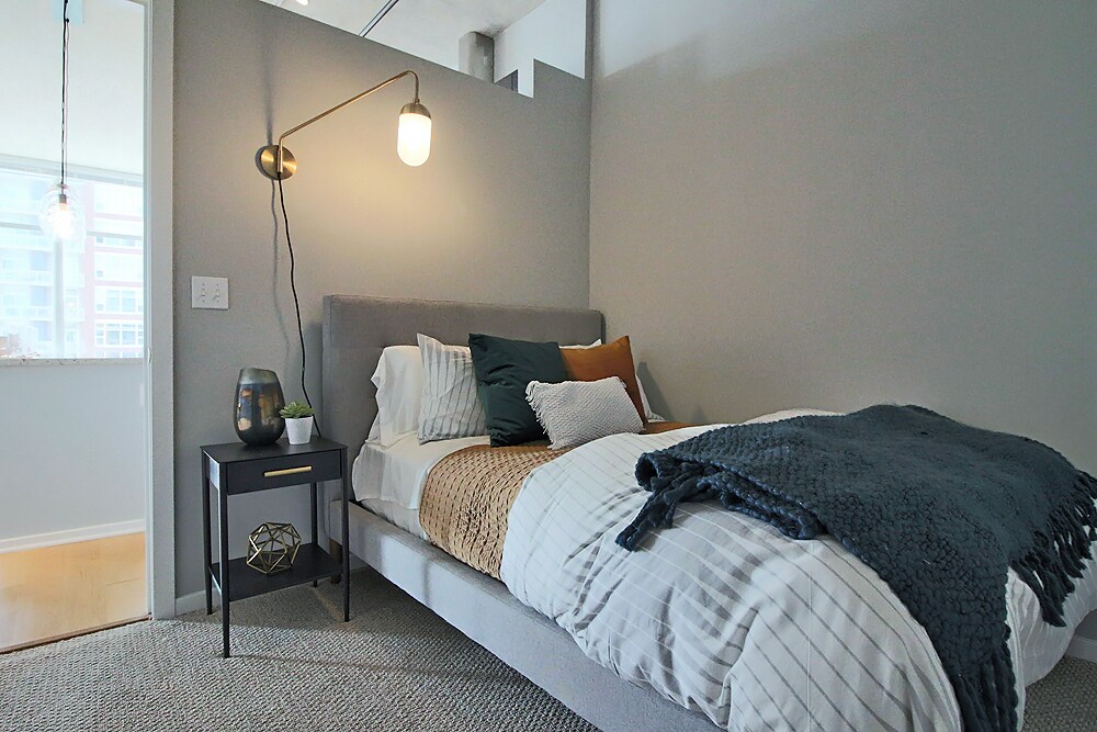 Building Photo - 148 W Roosevelt Rd