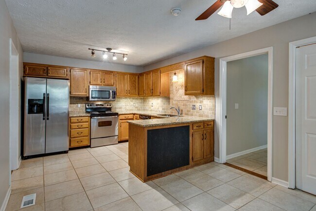 Foto del edificio - 3 Bed 2 Bath w/bonus room and fence for $2...