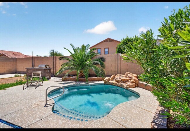 Foto del edificio - 697 W Oak Tree Ln