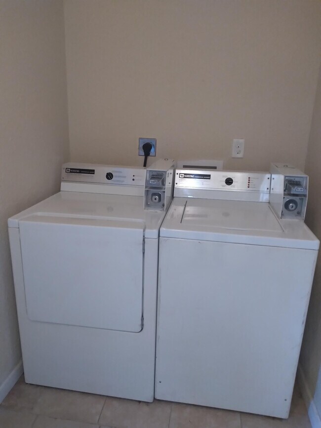 Foto del edificio - 711 S Poplar St