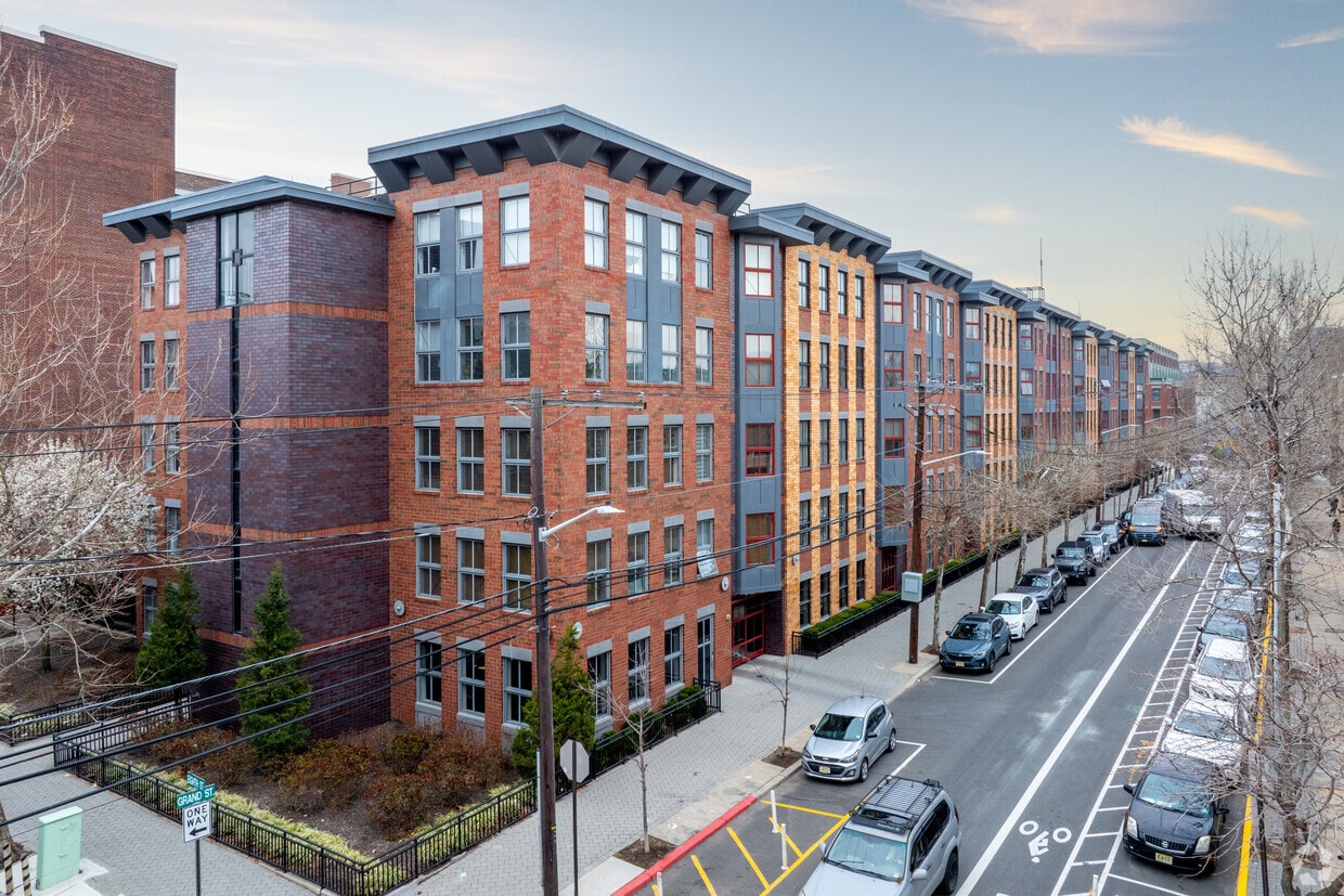 812 Grand St - Huntington Condominiums