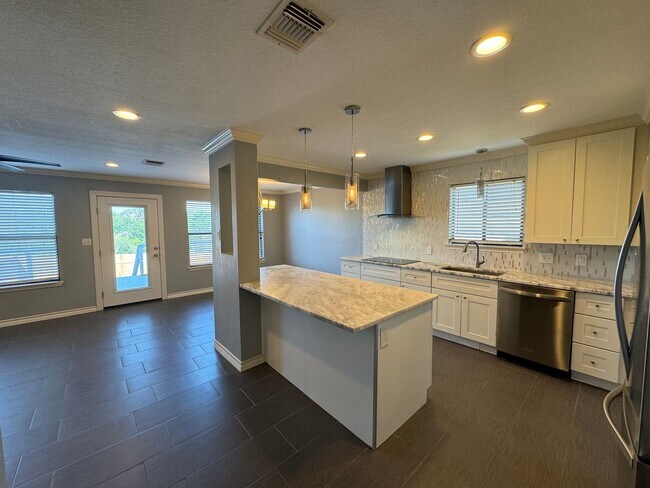 Building Photo - Welcome to this beautiful 3 bedroom, 2.5 b...