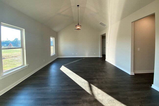 Foto del edificio - Home for Rent in Weaver AL...Sign a 13 mon...