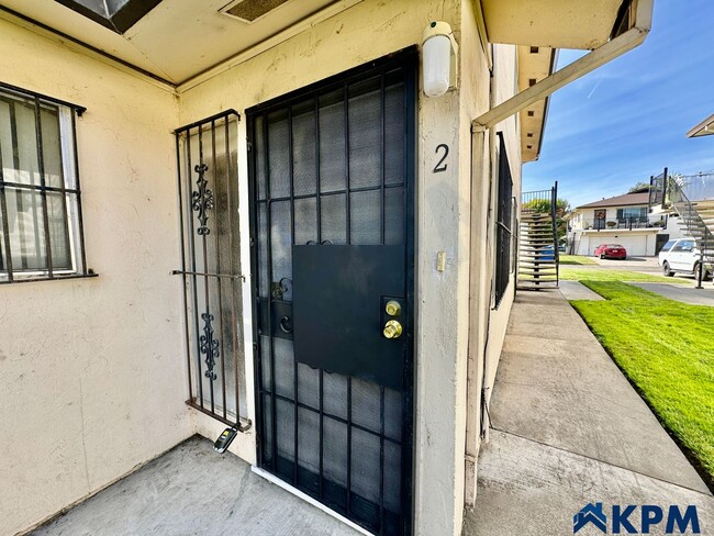 Building Photo - 2 Bedroom 1 Bath Louis Park Townhouse