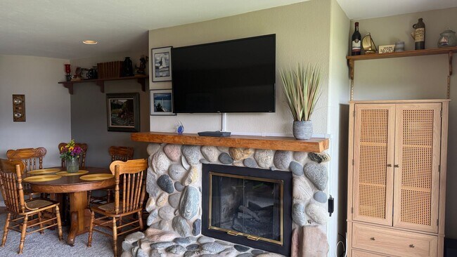 Foto del edificio - Lakefront Two Bedroom Two Bath Condo in Dillon