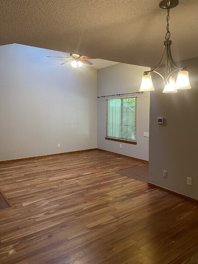 Foto del edificio - Don't Miss out on this 2 Bed +Loft Townhom...